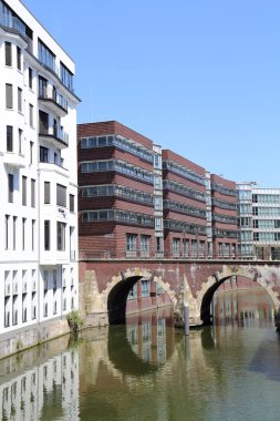 Tarihsel Adolphsbrucke köprüsü Hamburg, Almanya 'da eski bir kanal üzerinde