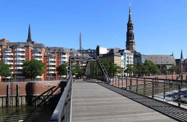 ドイツのハンブルクのSpeicherstadt地区の運河を渡る聖カタリネン教会と鉄橋 — ストック写真