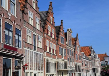 Hollanda 'nın eski liman kasabası Hoorn' daki tarihi evlerin Gables 'ı