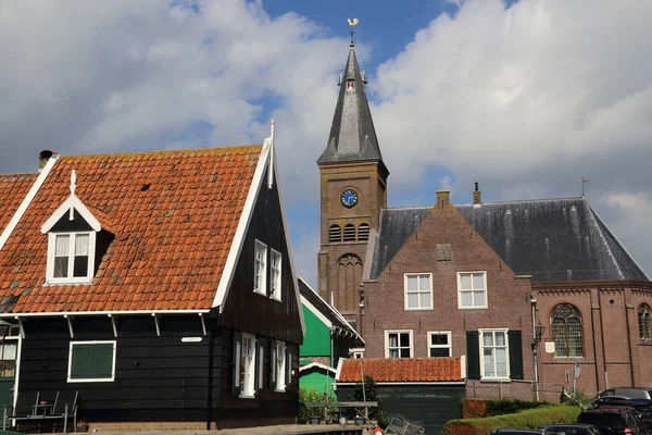 Hollanda Nın Marken Kasabasındaki Tarihi Kilise Ahşap Evler — Stok fotoğraf