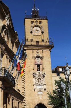 Fransa 'nın eski Aix-en-Provence belediye binasının saat kulesi