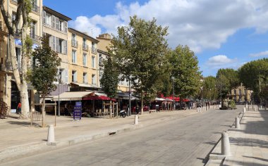 Aix-en-Provence, Fransa - 1 Ekim 2019: Cours Mirabeau caddesinde yürüyen insanlar 1 Ekim 2019 'da Fransa' nın Aix-en-Provence kentindeki ağaçlar, kafeler ve restoranlarla sıralandılar
