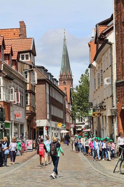 Luneburg Německo Července 2019 Lidé Procházejí Nákupní Ulici Historickými Budovami — Stock fotografie
