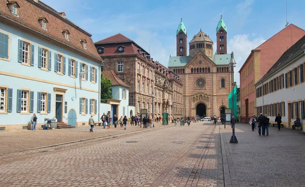 Speyer Niemcy Maja 2014 Turyści Spacerują Mainstrecie Otoczeni Zabytkowymi Budynkami — Zdjęcie stockowe