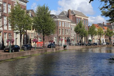Leiden, Hollanda - 11 Ağustos 2018: Leiden, Hollanda 'da tarihi yapılar ve köprü