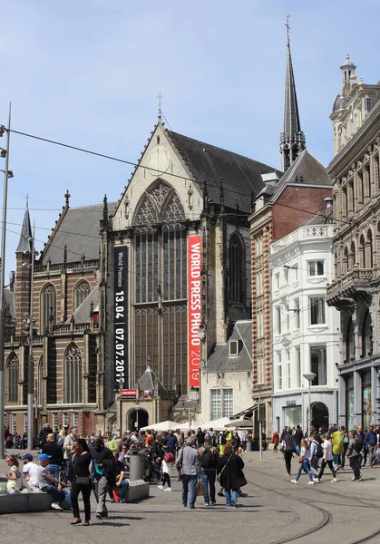 荷兰阿姆斯特丹 2019年5月23日 2019年5月23日在荷兰阿姆斯特丹水坝广场的Nieuwe Kerk教堂的游客 — 图库照片