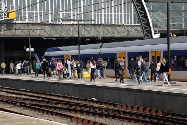 荷兰阿姆斯特丹 2019年5月23日 2019年5月23日 人们在荷兰阿姆斯特丹中央火车站走过一列火车 — 图库照片
