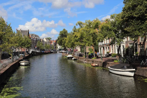 Leiden Holanda Agosto 2018 Edifícios Históricos Árvores Canal Leiden Holanda — Fotografia de Stock