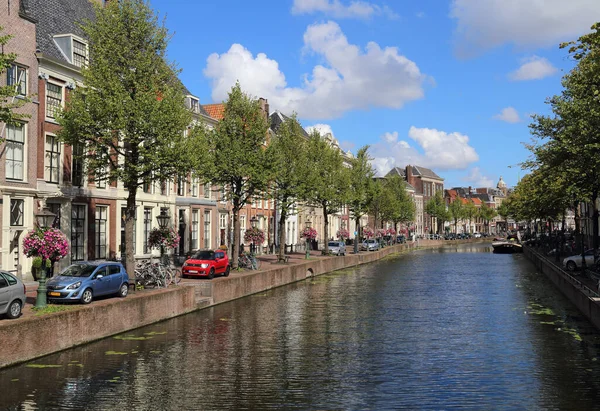 Leiden Holanda Agosto 2018 Edifícios Históricos Canal Leiden Holanda — Fotografia de Stock