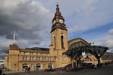 Hamburg, Almanya - 4 Temmuz 2019: 4 Temmuz 2019 'da Almanya' nın Hamburg kentindeki merkez tren istasyonunun önünde insanlar ve parketmiş bisikletler