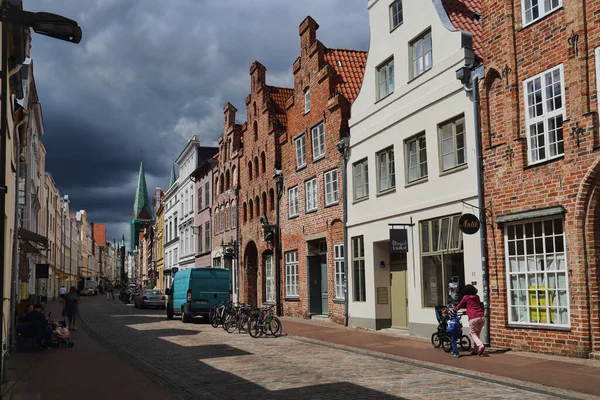 Lubeck Tyskland Juli 2019 Människor Vandrar Shoppinggata Med Historiska Byggnader — Stockfoto