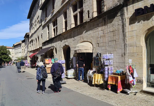 Avignon Frankrijk Oktober 2019 Oudere Toeristen Lopen Langs Souvenirwinkels Historische — Stockfoto