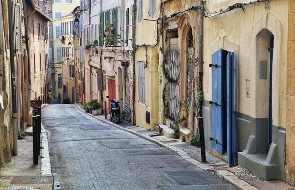 Marsella Francia Septiembre 2019 Calle Con Casas Históricas Personas Casco —  Fotos de Stock