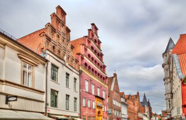 Luneburg, Almanya - 4 Temmuz 2019: 4 Temmuz 2019 'da Almanya' nın Luneburg kentindeki geleneksel evlerin bulunduğu Stintmarkt Caddesi