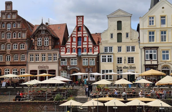2019年7月4日 德国吕内堡 2019年7月4日 德国吕内堡旧城区有传统住宅和餐馆的吕内堡旧港 — 图库照片