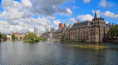 Hollanda 'nın Lahey kentindeki Hofvijver göletindeki Binnenhof parlamento binaları