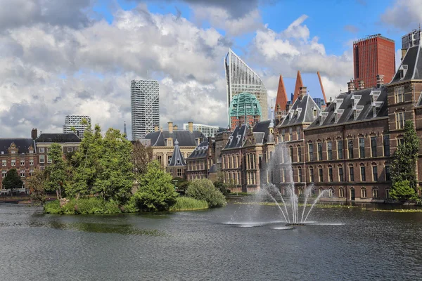 荷兰海牙Hofvijver池塘上的Binnenhof议会大楼和喷泉 — 图库照片