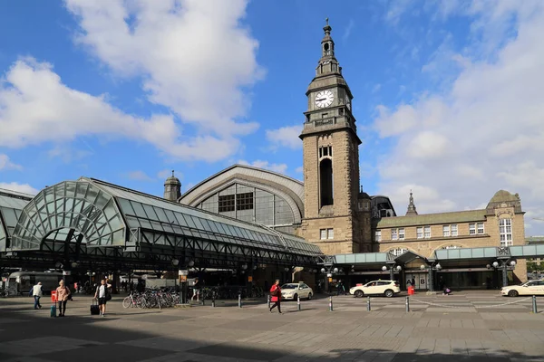 ドイツ ハンブルク 2019年7月4日 2019年7月4日にドイツ ハンブルクの中央鉄道駅の前の人々とタクシー — ストック写真