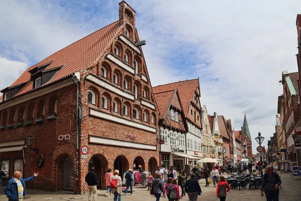 Luneburg Německo Července 2019 Lidé Procházejí Nákupní Ulici Historickými Budovami — Stock fotografie