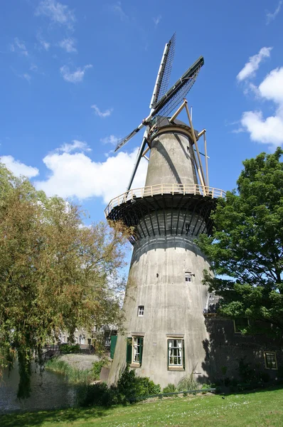 Grand moulin à vent néerlandais — Photo