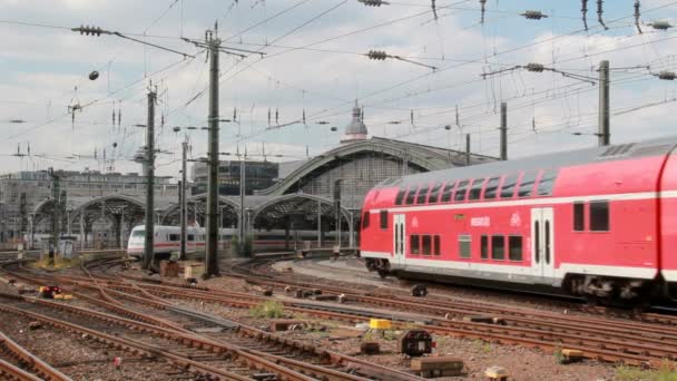 Trenes en Colonia, Alemania — Vídeo de stock