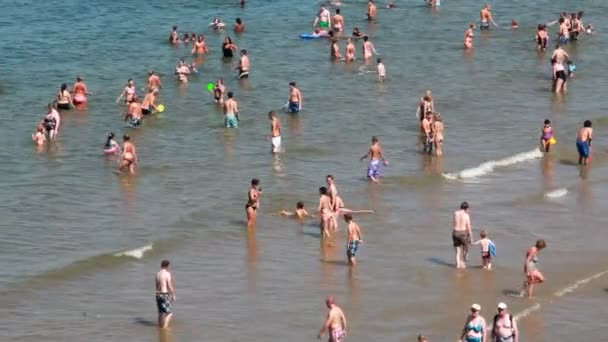 Pessoas na praia — Vídeo de Stock