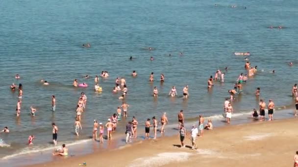 Gente en la playa — Vídeo de stock