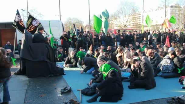 Muslims praying in London — Stock Video