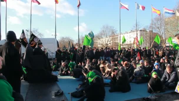 Muslims praying in London — Stock Video