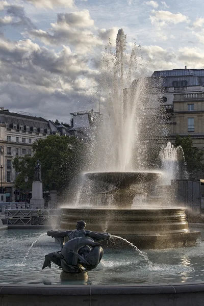 在伦敦特拉法加广场上的喷泉 — 图库照片