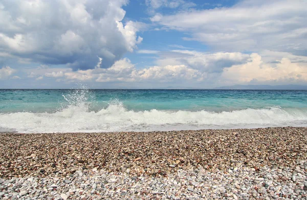 サーフィンと小石のビーチ — ストック写真