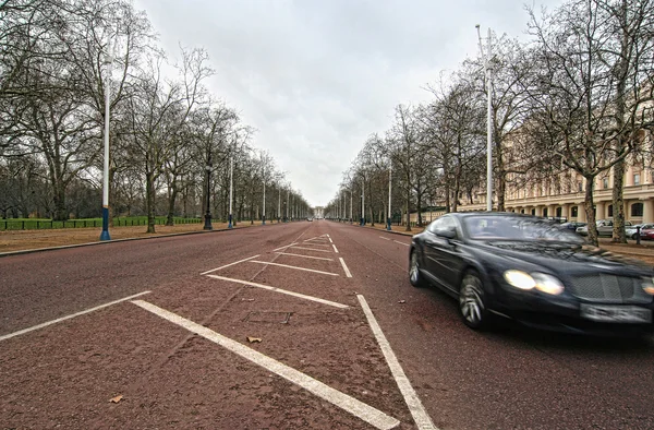 Centrum Londynu szybki samochód — Zdjęcie stockowe