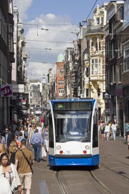 İnsanlar alışveriş ve tramvay Amsterdam, Hollanda