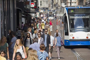 İnsanlar alışveriş ve tramvay Amsterdam, Hollanda