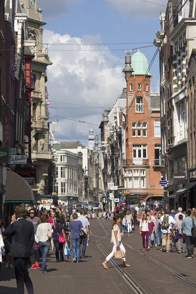 Människor som handlar i Amsterdam, Holland — Stockfoto