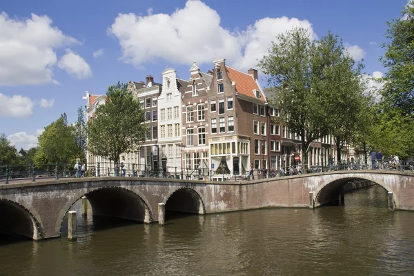 Pontes e casas em Amsterdam, Holanda — Fotografia de Stock