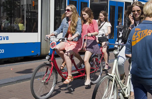 Turistas en Amsterdam — Foto de Stock