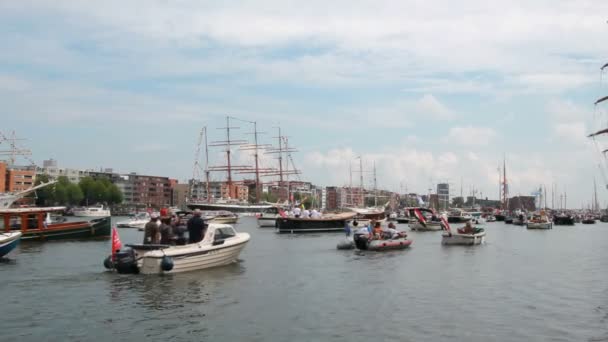 Barcos à vela no Sail Amsterdam na Holanda — Vídeo de Stock
