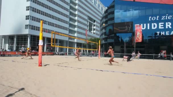 Le donne giocano a beach volley all'Aia, Olanda — Video Stock