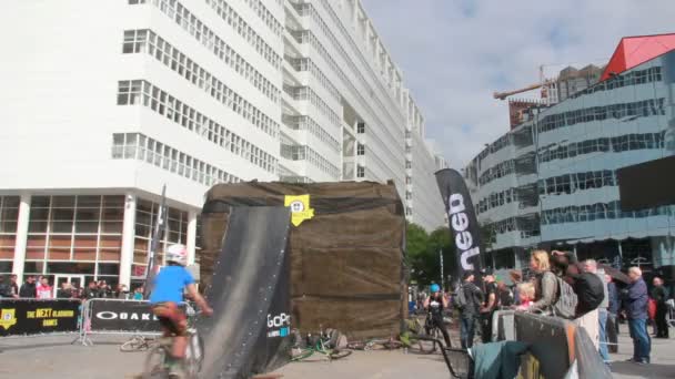 Freestyle bmx rider i Haag, Holland — Stockvideo