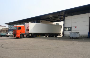 Yüklü kamyon fabrikası bırakarak