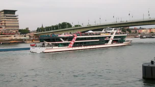 Cruiseschip op de Rijn in Duitsland — Stockvideo