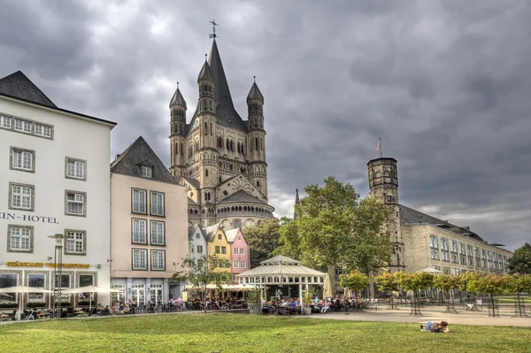 Köln'deki büyük St. Martin Kilisesi kule — Stok fotoğraf