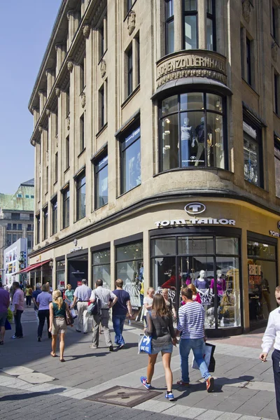 Menschen shoppen in Düsseldorf, Deutschland — Stockfoto