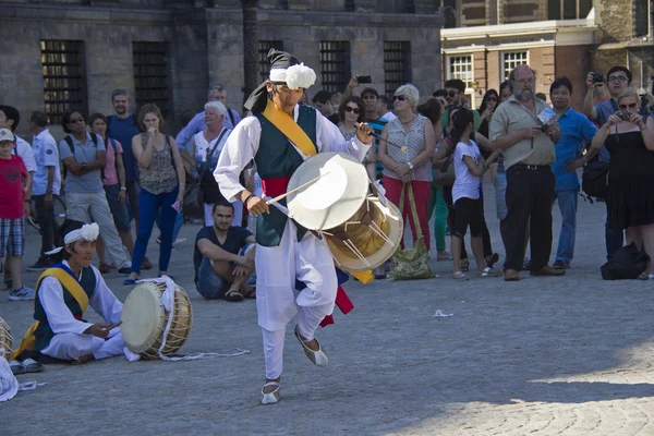Tibetaanse musicus dansen voor toeschouwers in Amsterdam — Stockfoto