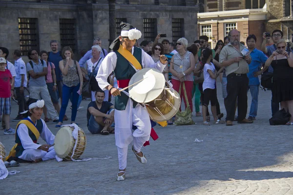 Tibeti zenész táncok a nézők, az Amsterdam — Stock Fotó