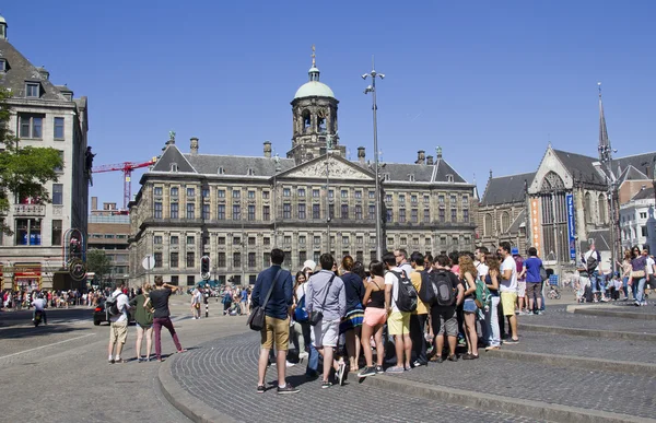 Touristen auf dem Damm Platz, amsterdam — Stockfoto