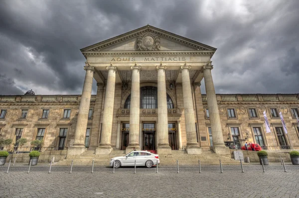 Wiesbaden Kurhaus araba Almanya ile — Stok fotoğraf