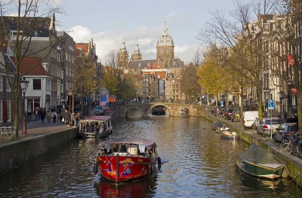 オランダ アムステルダムの運河の運河ボート — ストック写真