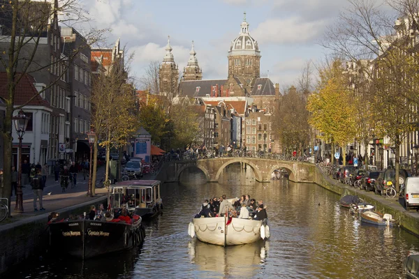 Passeios de barco no outono em Amsterdã, Holanda — Fotografia de Stock